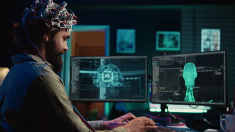 IT-Administrator-Codierung-Und-Verwendung-Des-EEG-Headsets-Zum-Hochladen-Des-Gehirns-In-Den-Computer