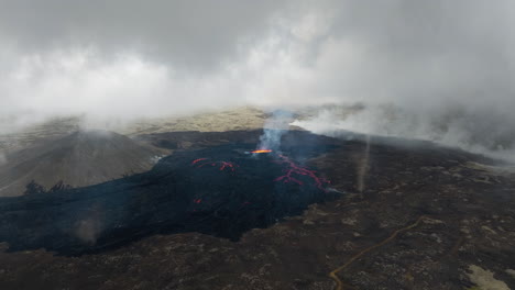 Espectacular-Vista-Panorámica-De-La-Erupción-De-Un-Volcán-Activo-En-Islandia,-Amplia-Antena