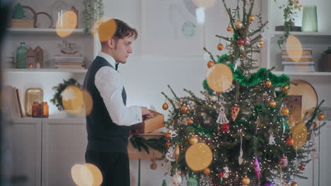 Gut-Gekleideter-Mann,-Der-Zu-Hause-Christbaumkugel-An-Den-Weihnachtsbaum-Hängt