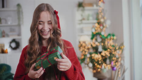 Glückliche-Frau-Hält-Geschenkbox-Während-Weihnachten-Zu-Hause