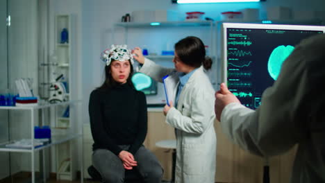 Gestresster-Patient-Sitzt-Mit-EEG-Headset-Auf-Einem-Neurologischen-Stuhl