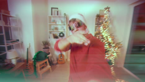 Hombre-Emocionado-Grabando-Video-En-Modo-Selfie-Mientras-Baila-En-Casa-Durante-La-Navidad
