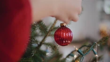 Mujer-Recortada-Decorando-El-árbol-De-Navidad-Con-Adornos-En-Casa