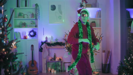 Hombre-Bailando-En-Casa-Decorada-Durante-La-Navidad