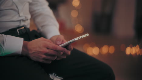 Hombre-Usando-Tableta-Digital-En-Casa-Durante-La-Navidad