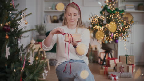 Überraschte-Frau,-Die-Zu-Weihnachten-Zu-Hause-Eine-Hölzerne-Geschenkbox-öffnet