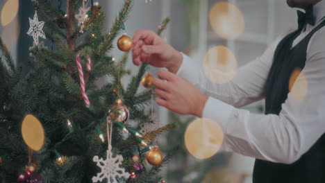 Mann-Schmückt-Weihnachtsbaum-Zu-Hause