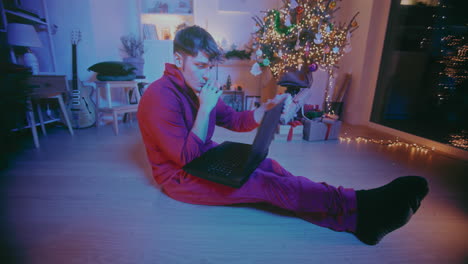 Hombre-Trabajando-En-Una-Computadora-Portátil-En-Casa-Durante-La-Navidad