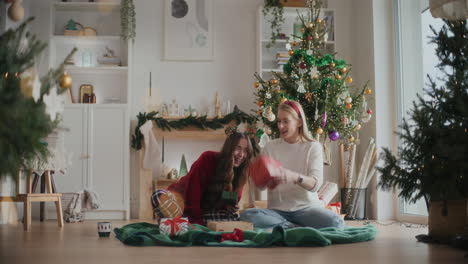 Fröhliche-Schwestern-Werfen-Zu-Hause-Weihnachtsgeschenke-Hoch