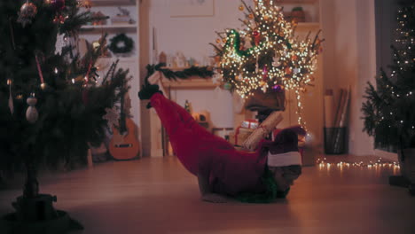 Hombre-Emocionado-Bailando-En-El-Suelo-En-Casa-Durante-La-Navidad