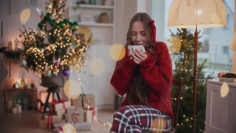 Glückliche-Frau,-Die-Zu-Weihnachten-Zu-Hause-Kaffee-Riecht