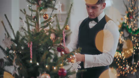 Gut-Gekleideter-Mann,-Der-Zu-Hause-Den-Weihnachtsbaum-Schmückt
