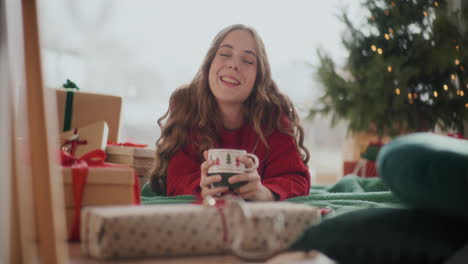 Glückliche-Frau,-Die-Zu-Weihnachten-Frischen-Kaffee-Genießt,-Während-Sie-Auf-Dem-Boden-Liegt