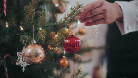 Hand-Hängende-Rote-Kugel-Am-Weihnachtsbaum-Zu-Hause