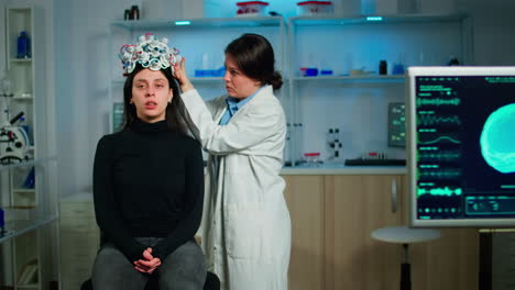 Medizinisch-technischer-Labortechniker-Passt-EEG-Headset-Zur-Überwachung-Der-Gehirnfunktionen-An
