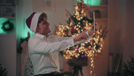 Hombre-Feliz-Tomando-Selfie-A-Través-De-Una-Tableta-En-Casa-Durante-La-Navidad