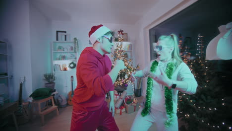 Aufgeregtes-Paar-Tanzt-Zu-Weihnachten-Zu-Hause