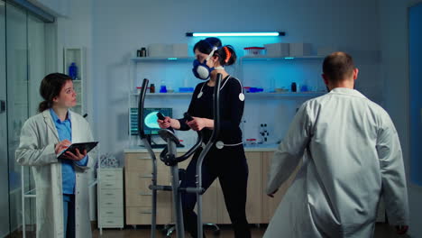 Researchers-monitoring-vo2-of-woman-performance-sports