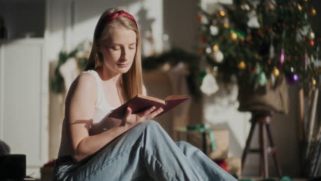 Hermosa-Mujer-Leyendo-Un-Libro-Mientras-Está-Sentada-En-Casa-Durante-La-Navidad