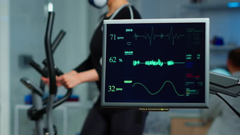 Monitor-Mit-EKG-Scan-Eines-Athleten,-Der-Auf-Einem-Crosstrainer-Läuft