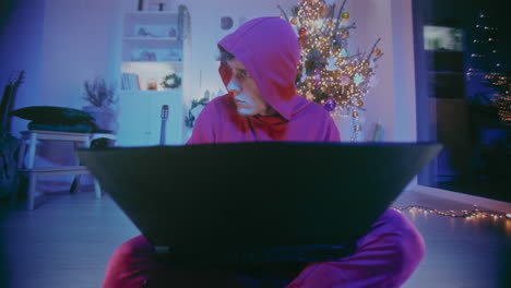 Hombre-Usando-Una-Computadora-Portátil-Mientras-Está-Sentado-En-El-Suelo-En-Casa-Durante-La-Navidad