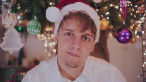 Hombre-Sonriente-Con-Sombrero-De-Papá-Noel-En-Casa-Durante-La-Navidad