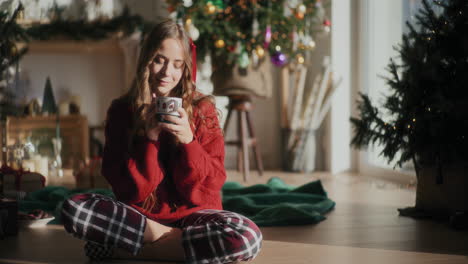 Schöne-Frau-Trinkt-Kaffee,-Während-Sie-Zu-Weihnachten-Zu-Hause-Sitzt