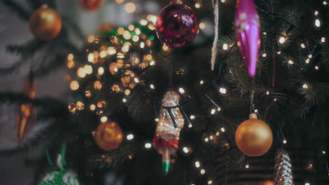 Hand-Hängende-Rote-Kugel-Am-Weihnachtsbaum-Zu-Hause
