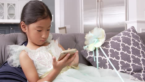 Junges-Asiatisches-Mädchen,-Das-Ein-Spiel-Auf-Einem-Mobilen-Gerät-Spielt,-Aufgenommen-Auf-R3D