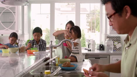 Familia-Desayunando-Y-Preparando-Almuerzos-Filmada-En-R3d