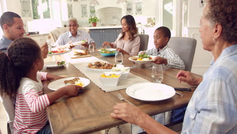 Großfamiliengruppe,-Die-Zu-Hause-Eine-Mahlzeit-Isst,-Aufgenommen-Auf-R3D