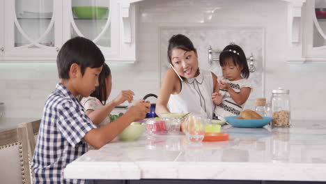 Vielbeschäftigte-Mutter,-Die-Kinder-Beim-Frühstück-Organisiert,-Aufgenommen-Auf-R3d