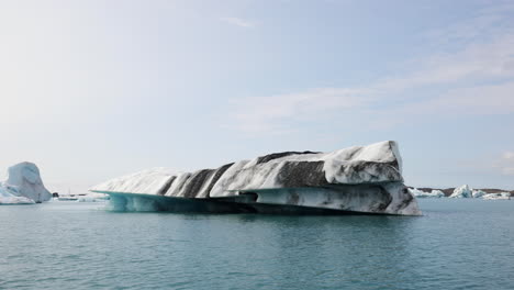 Paisaje-Glaciar-Islandés,-Iceberg-Flotando-En-Aguas-Tranquilas,-Toma-Aérea