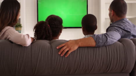 Rückansicht-Einer-Familie,-Die-Sich-Einen-Greenscreen-Fernseher-Ansieht,-Der-Auf-R3D-Aufgenommen-Wurde