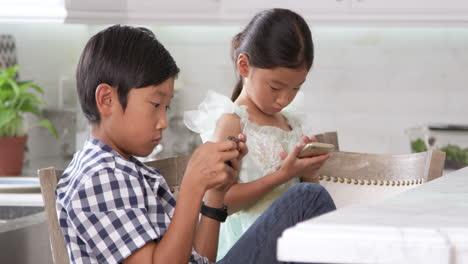 Asiatische-Kinder-Spielen-Spiele-Auf-Mobilgeräten,-Aufgenommen-Auf-R3D