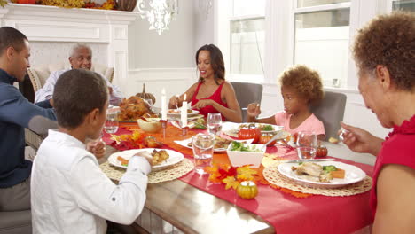 Familie-Genießt-Thanksgiving-Essen-Am-Tisch,-Aufgenommen-Auf-R3d