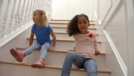 Zwei-Mädchen,-Die-Auf-Der-Treppe-Spielen,-Wurden-In-Zeitlupe-Aufgenommen