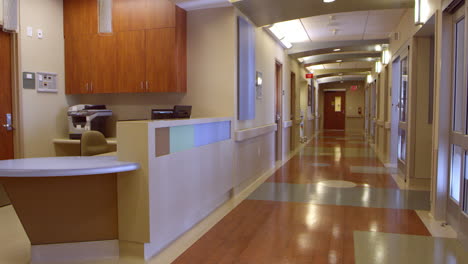 Estación-De-Enfermeras-Vacía-Y-Pasillo-En-El-Hospital-Filmados-En-R3d.