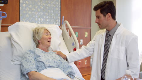 Arzt-Spricht-Mit-älterem-Patienten-Im-Krankenhausbett,-Aufgenommen-Auf-R3D