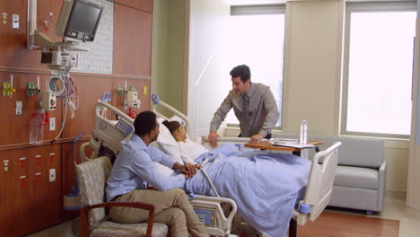 Pediatra-Visita-A-Padre-E-Hijo-En-El-Hospital-En-R3d