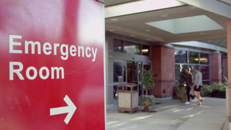 Eingang-Des-Modernen-Krankenhausgebäudes-Mit-Schildern,-Aufgenommen-Auf-R3d