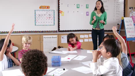 Asiatische-Frau-Unterrichtet-Kleine-Kinder-In-Der-Grundschulklasse