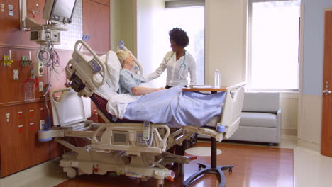 Arzt-Spricht-Mit-älterem-Patienten-Im-Krankenhausbett,-Aufgenommen-Auf-R3D