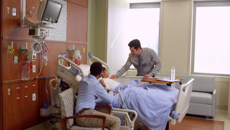 Pediatra-Visita-A-Padre-E-Hijo-En-El-Hospital-En-R3d