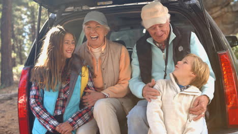 Grandparents-and-grandkids-at-the-back-of-car-before-hiking