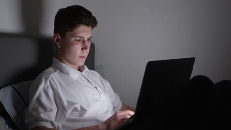 Adolescente-Víctima-De-Acoso-Cibernético-Usando-Una-Computadora-Portátil-Filmada-En-R3d