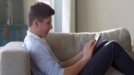 Adolescente-Usando-Una-Tableta-Digital-En-Casa-Filmada-En-R3d