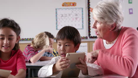 Der-Lehrer-Hilft-Kleinen-Kindern-Bei-Der-Verwendung-Von-Tablet-Computern-Im-Klassenzimmer