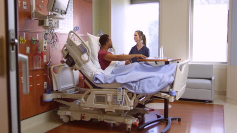 Krankenschwester-Spricht-Mit-Männlichem-Patienten-Im-Krankenhausbett,-Aufgenommen-Auf-R3D