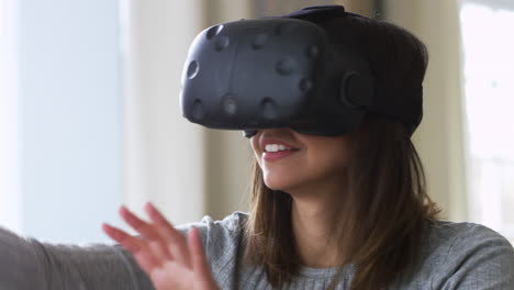Frau-Zu-Hause-Mit-Virtual-Reality-Headset,-Aufgenommen-Auf-R3D